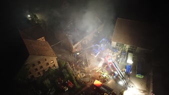 FW Horn-Bad Meinberg: Großbrand zerstört landwirtschaftliches Gebäude - über 100 Feuerwehrleute im Einsatz