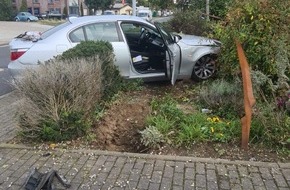 Kreispolizeibehörde Wesel: POL-WES: Xanten - Fahrzeug landet nach Verkehrsunfall in Vorgarten - Beifahrer wird schwer verletzt