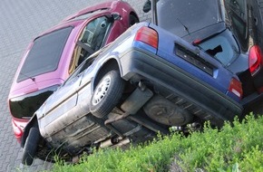 Polizeipräsidium Mittelhessen - Pressestelle Wetterau: POL-WE: Ungewöhnliche Parkposition in Büdingen ++ aufeinander geschoben bei Rosbach ++ Mountainbike in Bad Nauheim geklaut ++ Rollerfahrer in Bad Vilbel übersehen ++ Portemonnaie ...