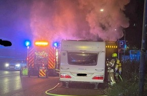 Feuerwehr Ratingen: FW Ratingen: Brennender Wohnwagen in den Abendstunden