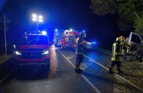 Kreisfeuerwehrverband Rendsburg-Eckernförde: FW-RD: Transporter fährt gegen Baum - Fahrer schwerverletzt