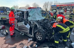 Freiwillige Feuerwehr Königswinter: FW Königswinter: Zwei Schwerstverletzte nach Verkehrsunfall auf Autobahn A3 - Feuerwehr rettet eingeklemmten Fahrer