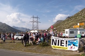 Alpen-Initiative: Feuer in den Alpen auf dem Gotthardpass: Kundgebung gegen Denkstau in der Verkehrspolitik
