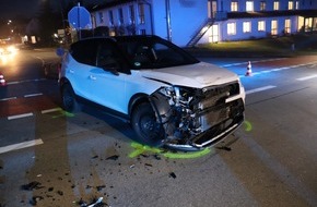 Kreispolizeibehörde Herford: POL-HF: Mercedes beim Abbiegen übersehen- Fahrer leicht verletzt