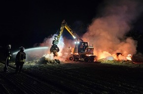 Feuerwehr Datteln: FW Datteln: Strohmiete brannte an Ahsener Straße und sorgt für lange Sperrung