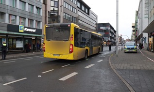 Polizeipräsidium Oberhausen: POL-OB: Kollision zwischen Linienbus und Fußgänger - 65-Jähriger schwer verletzt