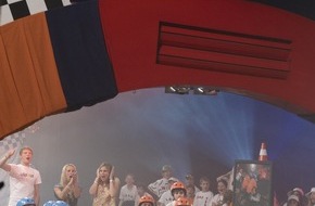 KiKA - Der Kinderkanal ARD/ZDF: Erstes Schulbankrennen bei "KI.KA LIVE" ab 2. Juni / Acht Teams, acht Renn-Schulbänke und ein einzigartiger Wettstreit / Cora Schumacher unterstützt die Teams als Coach