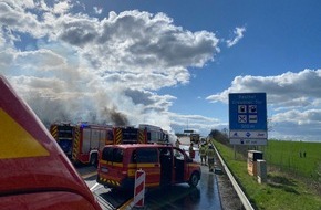 Feuerwehr Dresden: FW Dresden: LKW-Brand auf der A4 - beide Fahrtrichtungen voll gesperrt