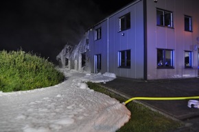 FW-KLE: Zweitmeldung: Brand eines kunststoffverarbeitenden Betriebs im Gewerbegebiet Bedburg-Hau