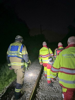 FW-EN: Angebliche Person unter Zug im Bereich Gedern - Intensive Suche mit Suchtrupps und Drohne auf Bahnstrecke