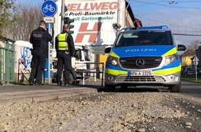 Polizei Gelsenkirchen: POL-GE: Lkw verliert Beton auf der Berliner Brücke