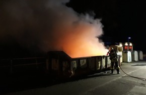 Feuerwehr Dorsten: FW-Dorsten: 12 cbm-Schuttmulde in Vollbrand