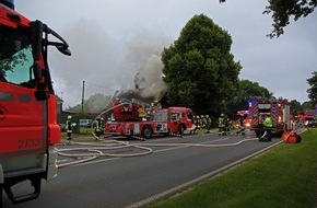 Feuerwehr Essen: FW-E: Feuer in Fachwerkhaus an der Meisenburgstraße, alle Bewohner unverletzt