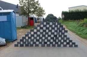 Polizei Minden-Lübbecke: POL-MI: Unbekannte errichten Pyramide auf Straße