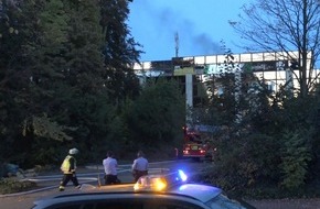 Feuerwehr Dortmund: FW-DO: Feuer in DO-Gartenstadt Süd / Rauchentwicklung im Dachbereich eines leerstehenden Bürogebäudes