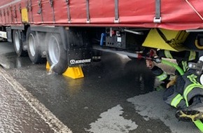 Feuerwehr Wetter (Ruhr): FW-EN: Umgestürzter Baum und qualmender LKW