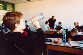 Informationszentrale Deutsches Mineralwasser: "Trinken im Unterricht" zur Förderung der Konzentration / So bleiben Schüler hellwach und geistig fit
