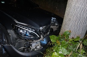 Kreispolizeibehörde Herford: POL-HF: Mercedes prallt gegen Baum - 22-Jähriger leicht verletzt