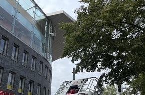 Feuerwehr Bochum: FW-BO: Menschenrettung aus einer außenliegenden Aufzugsanlage in der Wittener Straße