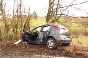 Kreispolizeibehörde Oberbergischer Kreis: POL-GM: 281218-1374:  Auto prallt vor Baum - zwei Leichtverletzte