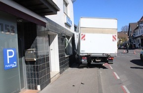 Polizei Rheinisch-Bergischer Kreis: POL-RBK: Bergisch Gladbach - Lkw fährt unkontrolliert in den Gegenverkehr und prallt vor eine Hauswand
