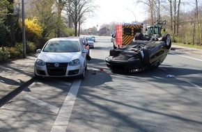 Polizei Minden-Lübbecke: POL-MI: Auto landet auf dem Dach