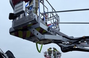 Feuerwehr Dresden: FW Dresden: Balkonbrand breitet sich auf Dachstuhl aus
