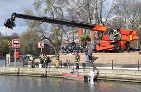 Feuerwehr Mülheim an der Ruhr: FW-MH: Zwei Motorroller aus Stadthafenbecken geborgen