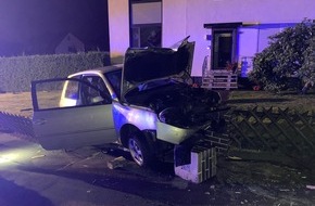 Polizeipräsidium Nordhessen - Kassel: POL-KS: VW Lupo kracht in Zäune und Mauer: Polizei sucht Zeugen nach Unfallflucht in Schauenburg-Hoof