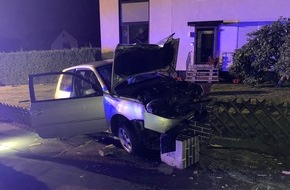 Polizeipr&auml;sidium Nordhessen: POL-KS: VW Lupo kracht in Z&auml;une und Mauer: Polizei sucht Zeugen nach Unfallflucht in Schauenburg-Hoof