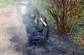 Polizei Mettmann: POL-ME: Parkbank in Brand gesetzt - die Polizei ermittelt - Langenfeld - 2305078