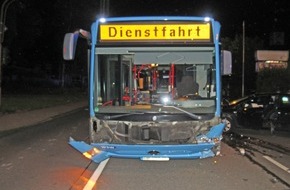 Polizei Mettmann: POL-ME: Kollision zwischen Pkw und Linienbus - Wülfrath - 1806070