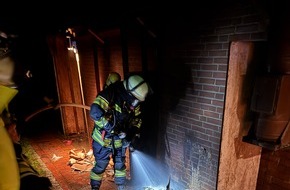 Freiwillige Feuerwehr Samtgemeinde Fredenbeck: FFW Fredenbeck: Feuer an Mülltonnen droht auf Wohnhaus überzugreifen