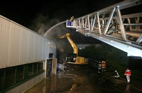 Polizeiinspektion Hameln-Pyrmont/Holzminden: POL-HM: Brand einer Lagerhalle- mehrere hunderttausend Euro Schaden