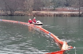 Feuerwehr Wetter (Ruhr): FW-EN: Defekter Bagger sorgt für Flüssigkeitsfilm auf der Ruhr