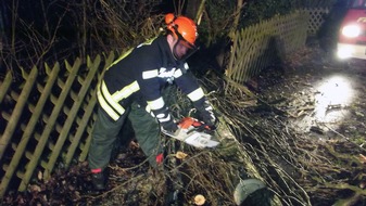 Freiwillige Feuerwehr Bedburg-Hau: FW-KLE: Sturmtief THOMAS: Einsätze der Feuerwehr Bedburg-Hau / Stromausfall in Teilen der Gemeinde