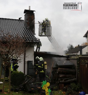 FW-MK: Anbau in Vollbrand. Übergreifen auf Wohnhaus verhindert.