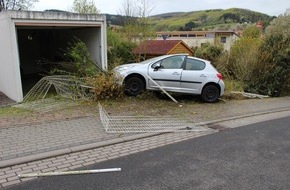 Polizeidirektion Kaiserslautern: POL-PDKL: PKW durchbricht Zaun und trifft Garage