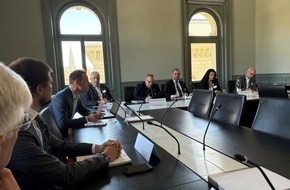 CSI Christian Solidarity International: Bundespr&auml;sident soll in Jerewan Friedensforum zur Sprache bringen / Karabach-Delegation im Bundeshaus