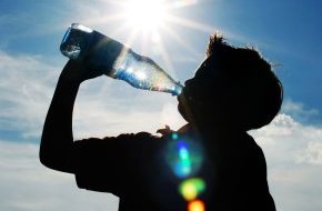 Informationszentrale Deutsches Mineralwasser: Wenn sich die Sonne von ihrer besten Seite zeigt: Durstlöscher Mineralwasser