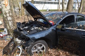 Polizeiinspektion Stade: POL-STD: Einbruch in Stader Textilgeschäft, Freistehender Zigarettenautomat in Agathenburg mit Fundament ausgehoben und aufgebrochen, Unfall auf B73 - 71-jähriger Tostedter nach Baumaufprall schwer verletzt