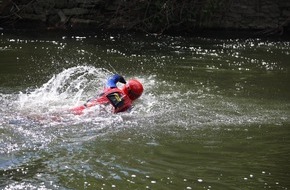 Feuerwehr Essen: FW-E: Feuerwehr Essen und Feuerwehr Bochum retten 13-Jährigen aus der Ruhr - Wasserrettungseinsatz an der Stadtgrenze