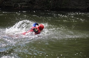 Feuerwehr Essen: FW-E: Feuerwehr Essen und Feuerwehr Bochum retten 13-Jährigen aus der Ruhr - Wasserrettungseinsatz an der Stadtgrenze