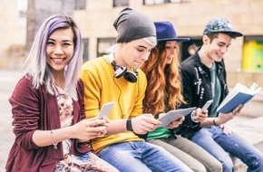 B2X Care Solutions: Smartphone-Sucht wächst: 25% der Millennial-Generation verbringen mehr als 5 Stunden täglich / Laut neuer Verbraucherstudie von B2X fühlen sich ein Viertel ohne ihr Smartphone frustriert oder traurig