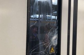 Bundespolizeidirektion Sankt Augustin: BPOL NRW: Glasscheibe eines Zuges durch Bierflaschen-Wurf beschädigt