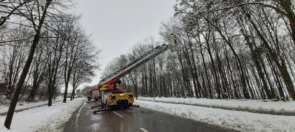 FW-Heiligenhaus: Feuerwehr im Schnee-Dauereinsatz (Meldung 04/2021)