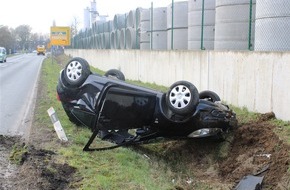 Polizei Minden-Lübbecke: POL-MI: Auto überschlägt sich bei Unfall