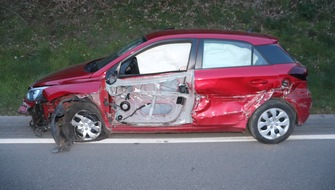 Kreispolizeibeh&ouml;rde H&ouml;xter: POL-HX: Betrunken gegen Leitplanke - Fahrer verletzt sich schwer