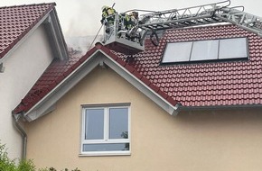 Feuerwehren des Landkreises Ravensburg: LRA-Ravensburg: Dachstuhlbrand nach Blitzschlag