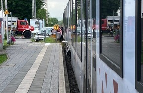 Bundespolizeiinspektion Kaiserslautern: BPOL-KL: PKW am Bahnübergang vom Zug erfasst - Fahrerin wird verletzt